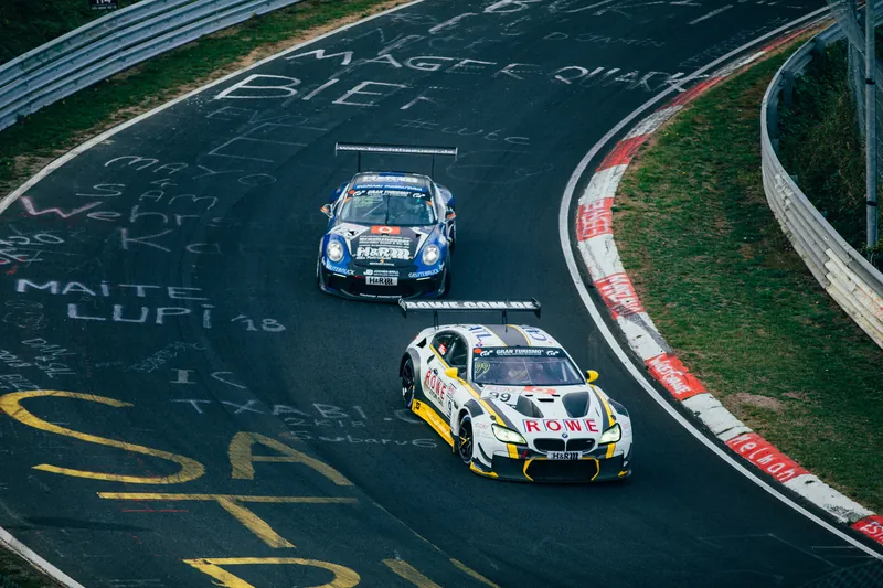 Rennwagen auf der Nordschleife des Nürburgrings, ca. 5 Autominuten von Haus Lotusblüte