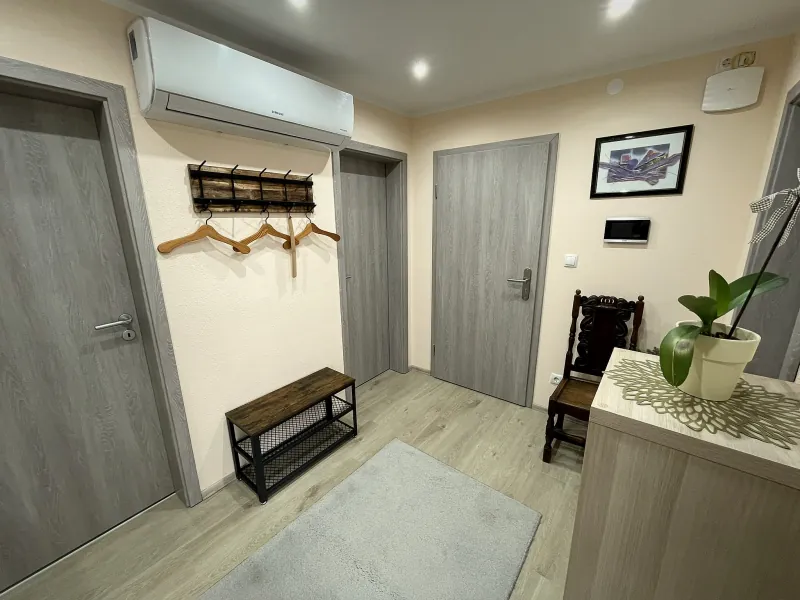 Eingangsbereich der Ferienwohnung Hanni mit Garderobe
