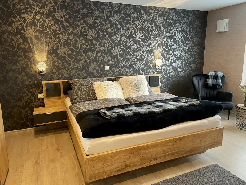 Schlafzimmer der Ferienwohnung Hanni mit Doppelbett aus Holz