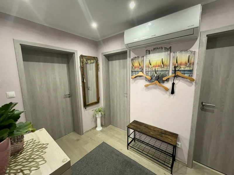 Eingangsbereich der Ferienwohnung Liesel mit Garderobe
