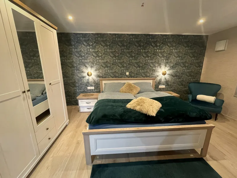 Schlafzimmer der Ferienwohnung Liesel mit Doppelbett und Kleiderschrank