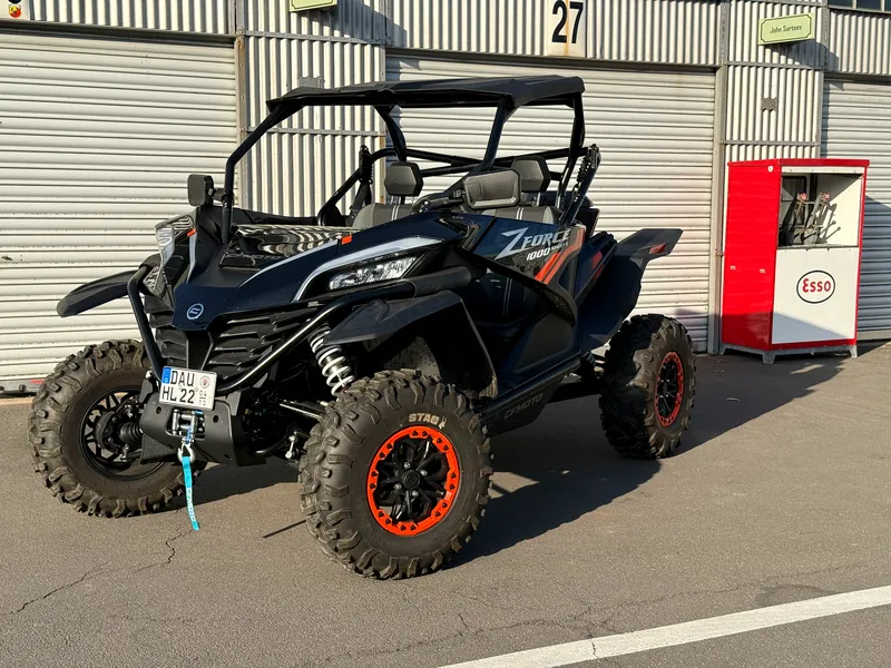 Buggy mieten in der Eifel: CF Moto ZFORCE 1000 Sport R in Schwarz-Orange vor den Boxen am Nürburgring