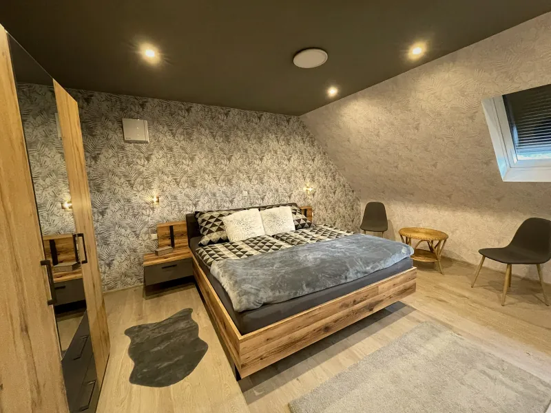 Schlafzimmer der Ferienwohnung Sofia mit Doppelbett unter der Dachschräge